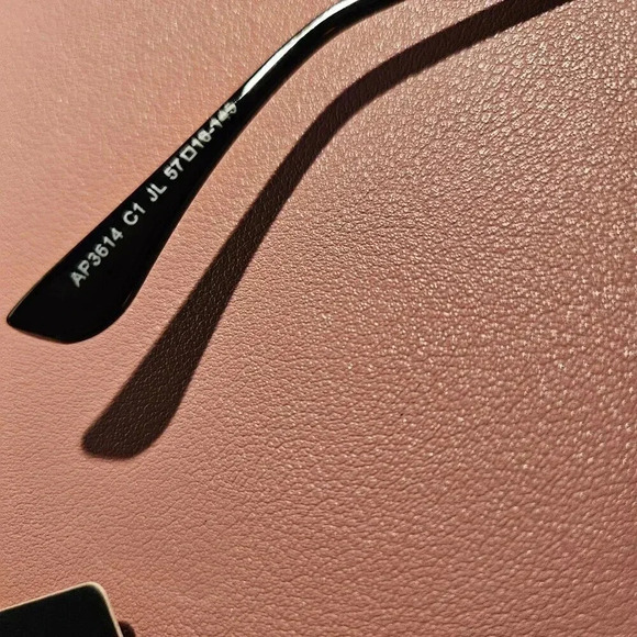 Unisex Black Lenses and Delicate Gold Frame Polarized Aviator Sunglasses - NWOT - Picture 10 of 14